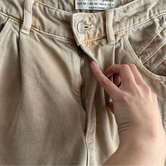 Stradivarius • Super High‎ Rise Cuffed Camel Shorts - Picture 3 of 7